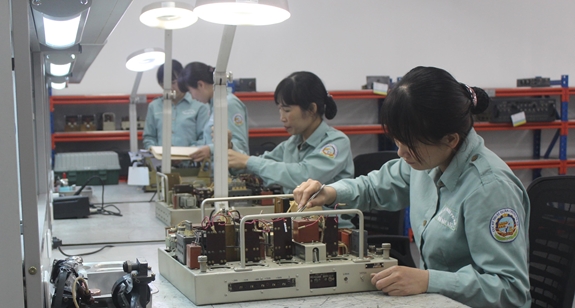 Chị em Tổ lắp ráp đài điều khiển, Phân xưởng 1 trong giờ làm việc.